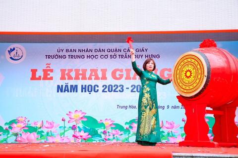 TƯNG BỪNG LỄ KHAI GIẢNG NĂM HỌC MỚI TRƯỜNG THCS TRẦN DUY HƯNG